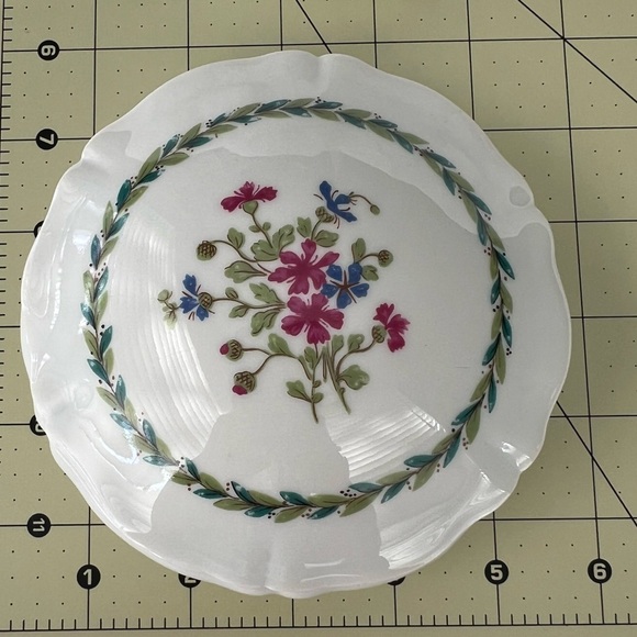 Haviland Limoges Other - Haviland Limoges  White Porcelain  Floral trinket bowl with lid gold trim